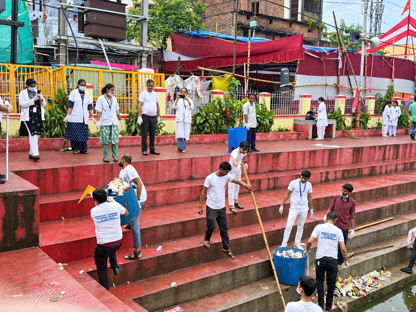 Students and staff during a cleanliness drive